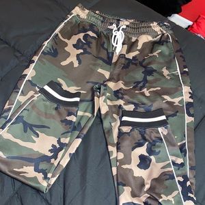 NWOT MEN’S FOREVER 21 JOGGERS!!